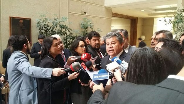 Diputado Espinosa presenta reforma para legislar cambios a las AFP. Senador Guillier: “sistema previsional es un fracaso”.